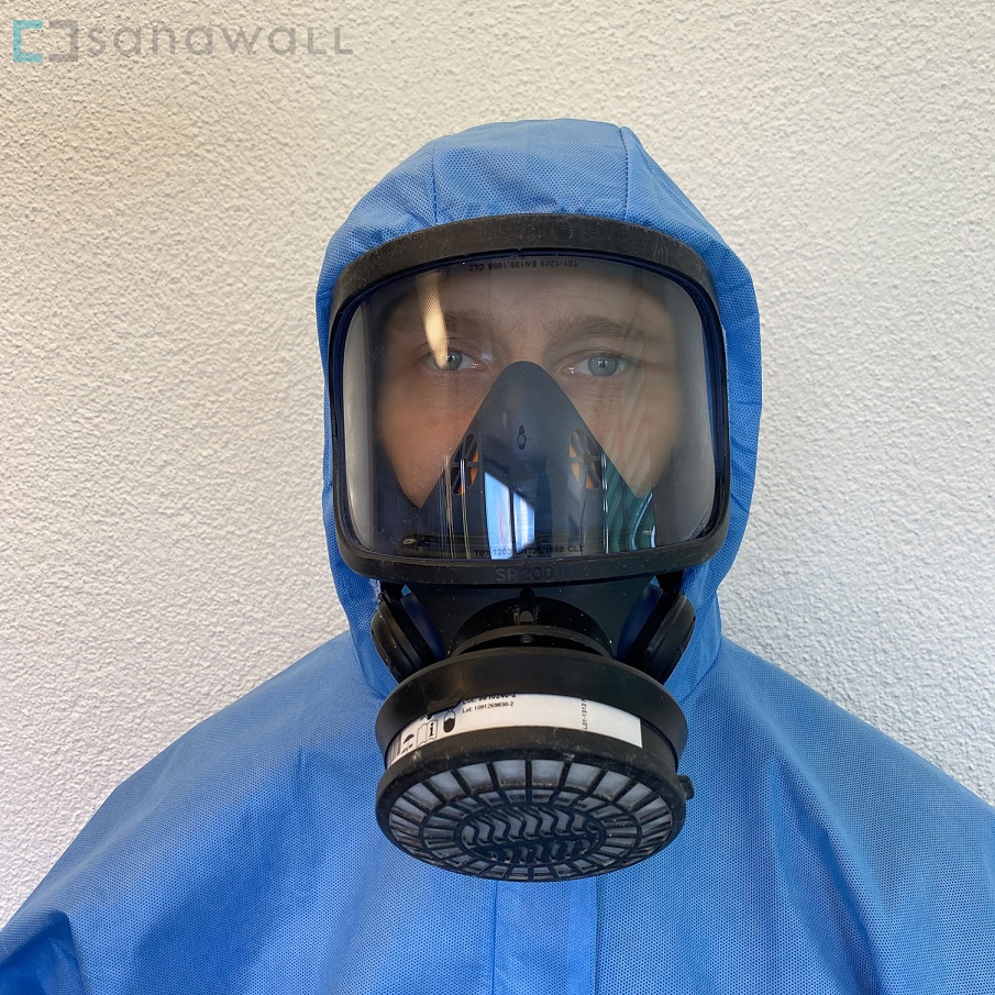 Arbeiter mit Atemschutzmaske - Schimmelpilzsanierung trotz Corona