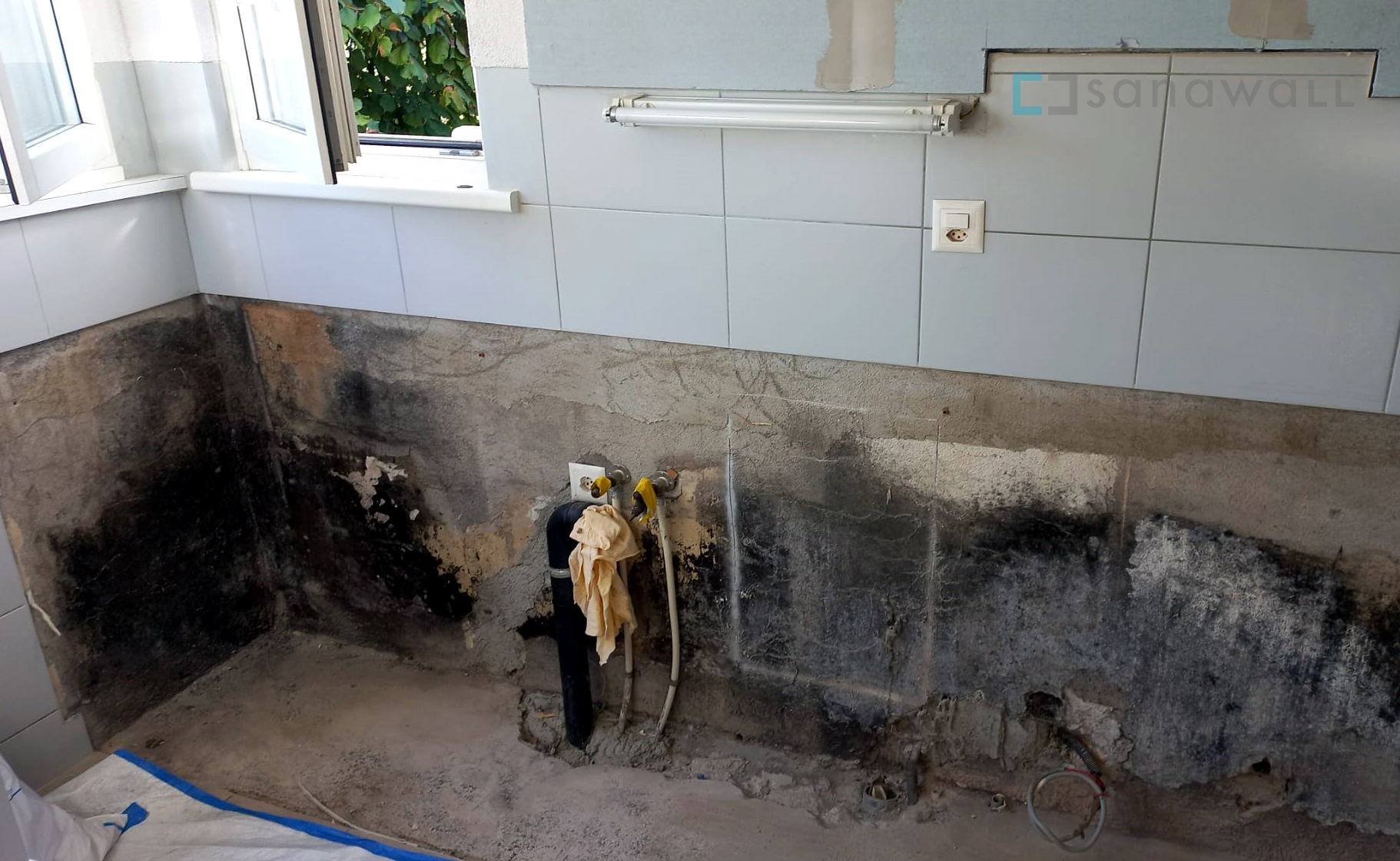 Schimmel in der Küche hinter Küchenschränken